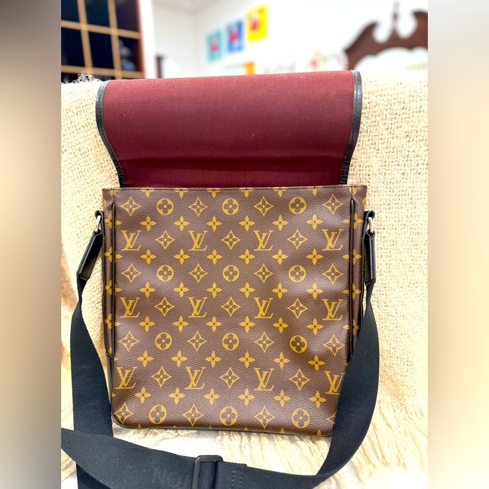 Louis Vuitton Monogram Messenger Bag in Brown and Black - Picture 3 of 16